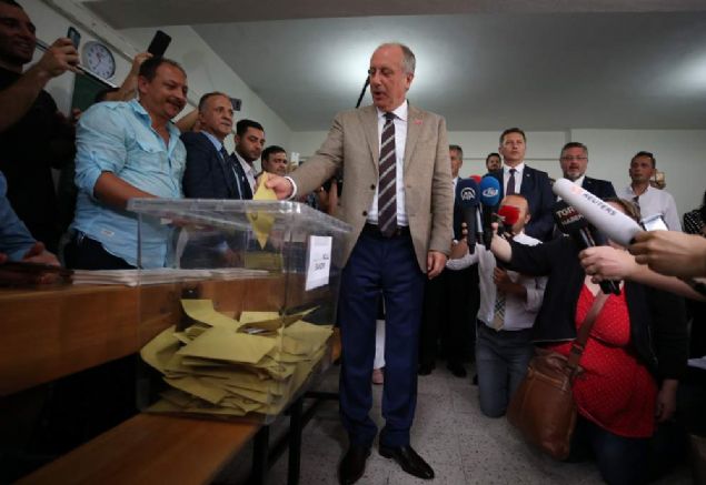 CHP'nin Cumhurba�kan� aday� Muharrem �nce, Cumhurba�kan� ve 27'nci D�nem Milletvekili Genel Se�imi i�in Yalova merkezdeki Saffet �am �lk ve Ortaokulu'nda oyunu kulland�.          