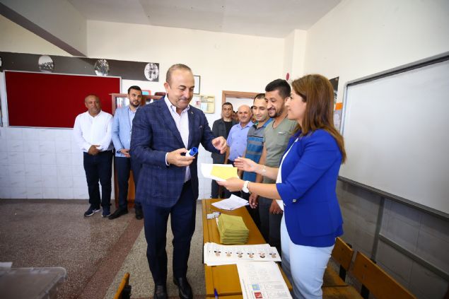 D��i�leri Bakan� Mevl�t �avu�o�lu, Cumhurba�kan� ve 27. D�nem Milletvekili Genel Se�imi i�in oyunu Alanya Ay�en Cengiz Urfal�o�lu Ortaokulu'nda 2116 nolu sand�kta kulland�.       