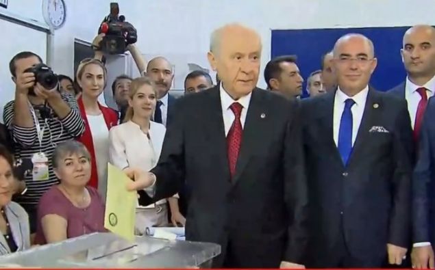 HP Genel Ba�kan� Devlet Bah�eli Ankara An�ttepe Ortokulu'nda oyunu kulland�.   