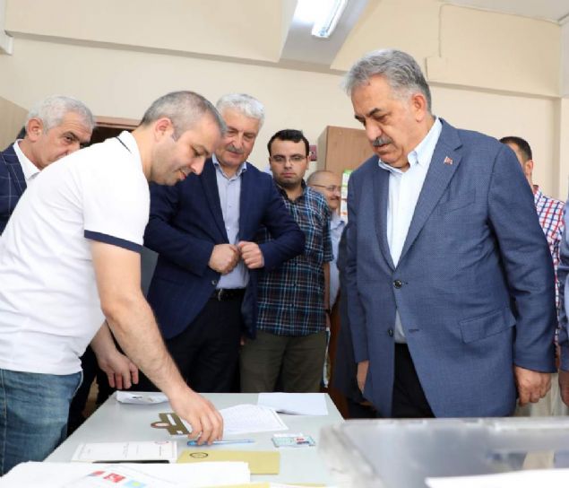 AK Parti Genel Ba�kan Yard�mc�s� Hayati Yaz�c�, Cumhurba�kan� ve Milletvekili Genel Se�imi i�in Kurtulu� �lk��retim Okuluna gelerek, 1134 numaral� sand�kta oyunu kulland�.         
