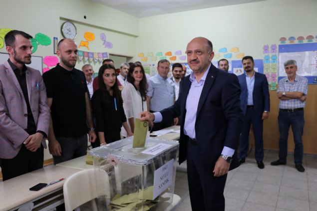 Ba�bakan Yard�mc�s� Fikri I��k, Kocaeli'nin Ba�iskele il�esindeki Bah�ecik Damlar �lkokulu'nda oyunu kulland�    