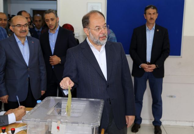 Ba�bakan Yard�mc�s� Recep Akda�, e�i Fatma �eyma, annesi Zekiye Akda� ile Terminal Caddesi'ndeki Tevfik �leri Anadolu Lisesi'ne ge�erek burada bulunan 1123 No'lu sand�kta oyunu kulland�.    