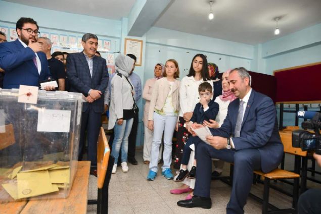 Adalet Bakan� Abdulhamit G�l, Gaziantep'te Cumhurba�kan� ve 27. D�nem Milletvekili Genel Se�imi i�in oy kulland�.         
