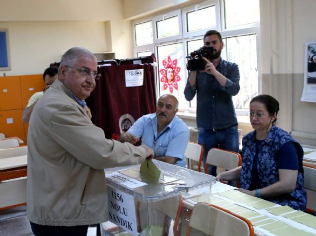 Cumhurba�kan� ve 27. D�nem Milletvekili Genel Se�iminde oy verme i�lemi ba�lad�.Kara Kuvvetleri Komutan� Orgeneral Ya�ar G�ler ve e�i Demet G�ler oylar�n� �ankaya �lkokulu'nda kulland�.          