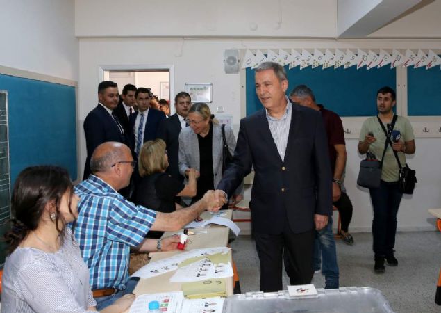 Cumhurba�kan� ve 27. D�nem Milletvekili Genel Se�iminde oy verme i�lemi ba�lad�. Genelkurmay Ba�kan� Orgeneral Hulusi Akar ve e�i �ule Akar oylar�n� �ankaya �lkokulu'nda kulland�.          