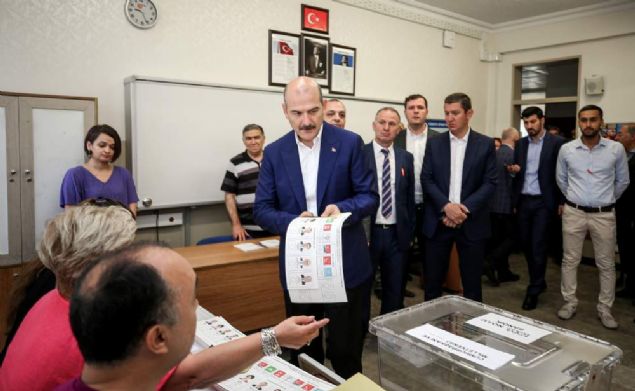 ��i�leri Bakan� S�leyman Soylu, Cumhurba�kan� ve Milletvekili Genel Se�imi i�in oyunu Gaziosmanpa�a il�esi Dobruca Ortaokulu'nda 1003 nolu sand�kta kulland�.         
