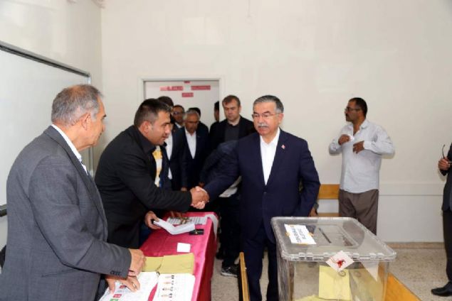 Milli E�itim Bakan� �smet Y�lmaz, cumhurba�kan� ve 27. D�nem Milletvekili Genel Se�imi i�in oyunu Sivas Ahmet T�rkseven �lk-Ortaokulu'nda 2116 nolu sand�kta kulland�         