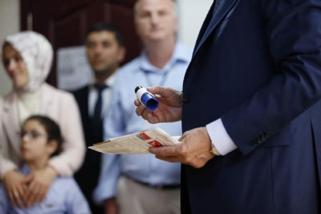  Son se�imlerde y�zde 85'i a�an kat�l�m�n T�rkiye'deki demokratik olgunla�man�n ne denli ileride oldu�unu g�steriyor. Fakat bu se�imin ba�ka �zelli�i var. Bu se�imlerle beraber T�rkiye adete demokratik devrimi ger�ekle�tiriyor. Ba�kanl�k sistemine ge�i�imiz ilk defa bizlere nasip oluyor. Bu se�imlerle birlikte art�k T�rkiye muass�r medeniyetler seviyesinin �st�ne ��kmada ��tay� ciddi manada y�kseltiyor. �lkemiz in�allah bundan sonraki s�reci b�rokratik oligar�iye tak�lmadan rahat �ekilde s�rd�recektir. Ben buna inan�yorum' dedi. 