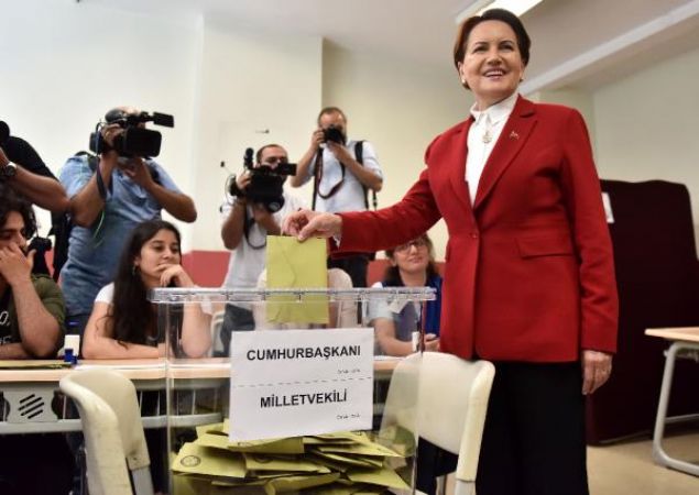                                                                 AK�ENER'�N SANDI�INDAN ERDO�AN �IKTI... �Y� Parti Genel Ba�kan� ve cumhurba�kan� aday� Meral Ak�ener'in oy kulland��� sand�ktan Cumhurba�kan� Recep Tayyip Erdo�an'a 175, CHP'nin cumhurba�kan� aday� Muharrem �nce'ye 115, Ak�ener'e ise 32 oy ��kt�. �sk�dar Hac� Sabanc� Anadolu Lisesi'ndeki 2119 numaral� sand�ktan Cumhurba�kan� Erdo�an'a 175, CHP'nin cumhurba�kan� aday� Muharrem �nce'ye 115, Meral Ak�ener'e 32, Vatan Partisi Genel Ba�kan� ve cumhurba�kan� aday� Do�u Perin�ek'e 2, HDP'nin cumhurba�kan� aday� Selahattin Demirta�'a ise 2 oy ��kt�.                                                       