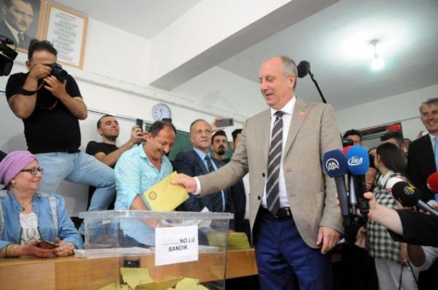                                                                 �NCE'N�N K�Y�'NDEN ERDO�AN �IKTI... CHP'nin cumhurba�kan� aday� Muharrem �nce'nin memleketi Yalova'n�n Elmal�k k�y�nde Cumhurba�kan� Recep Tayyip Erdo�an'a 814, �nce'ye 456, Meral Ak�ener'e 21, Selahattin Demirta�'a 7 ve Temel Karamollao�lu'na 5 oy ��kt�.                                                        