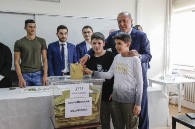                                                                 CUMHURBA�KANI Recep Tayyip Erdo�an, �sk�dar Saffet �ebi Ortaokulu'nda 3275 numaral� sand�kta oyunu kulland�. Erdo�an'a sand�ktan 188 oy ��karken CHP'nin cumhurba�kan� aday� Muharrem �nce'ye 103 oy ��kt�. Ayn� sand�ktan �Y� Parti aday� Meral Ak�ener'e 23 oy, HDP aday� Selahattin Demirta�'a 9, SP aday� Temel Karamollao�lu'na 3, Vatan Partisi aday� Do�u Perin�ek'e ise 3 oy ��kt�. Kay�tl� 385 se�menin oldu�u sand�kta 331 ki�i oy kullan�ld�. Sand�ktan 2 bo� oy ��kt�.                                                       