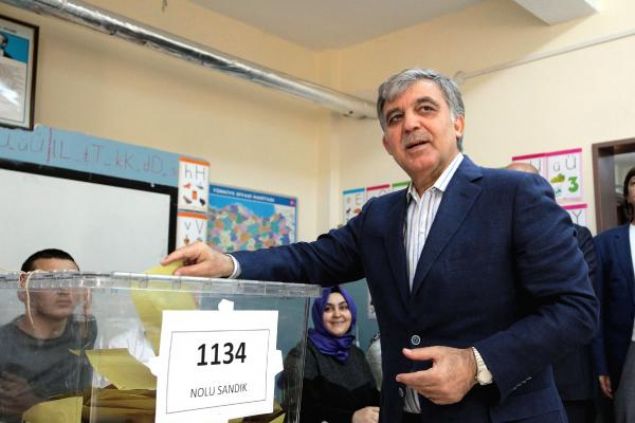                                                                 ABDULLAH G�L'�N SANDI�INDAN ERDO�AN �IKTI.. 11. Cumhurba�kan� Abdullah G�l'�n Beykoz �ehit �smail Kefal �lkokulu'nda oy kulland��� sand�kta Cumhurba�kanl��� se�imi sonu�lar� belli oldu. G�l'�n sand���ndan ��kan sonu� �u �ekilde: Recep Tayyip Erdo�an: 187, Muharrem �nce: 107, Meral Ak�ener: 25, Temel Karamollao�lu: 8, Selahattin Demirta�: 1, 3 ge�ersiz ve 1 oy ise bo�.                                                        