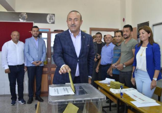                                                                 �AVU�O�LU'NUN SANDI�INDAN ERDO�AN �IKTI... D��i�leri Bakan� Mevl�t �avu�o�lu'nun oy kulland��� Antalya'n�n Alanya il�esindeki Ay�en Cengiz Urfal�o�lu �lkokulundaki 2369 nolu sand�kta, cumhurba�kanl��� i�in en �ok oyu Recep Tayyip Erdo�an ald�. Kay�tl� 296 se�menden 7'sinin oyu ge�ersiz say�ld�. Cumhurba�kan� Recep Tayyip Erdo�an'a 153, Muharrem �nce'ye 83, Meral Ak�ener'e 49, Selahattin Demirta�'a 1, Temel Karamollao�lu'na 2, ba��ms�z adaya 1 oy ��kt�.                                                       