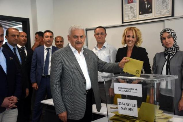                                                                 BA�BAKAN'IN SANDI�INDAN ERDO�AN �IKTI... BA�BAKAN Binali Y�ld�r�m, �zmir�in Karaba�lar il�esindeki Bahar Y�ld�r�m �lkokulu�nda sabah saatlerinde oyunu kulland�. 2354 No�lu sand�kta oyunu kullanan Y�ld�r�m��n sand���ndan AK Parti galip ��kt�. Toplam 333 oyun kullan�ld��� sand�ktan  Recep Tayyip Erdo�an'a 153, Muharrem �nce'ye 136, Meral Ak�ener'e 21, Temel Karamollao�lu'na 5, Selahattin Demirta�'a 19 oy ��kt�... 2354 nolu sand�ktan AK Parti'ye 126, CHP'ye 109, �Y� Parti'ye 30, Saadet Partisi'ne 10, HDP'ye 27,  Cumhur �ttifak�'na 2 oy ��kt�. 1 oy ge�ersiz say�ld�...                                                       