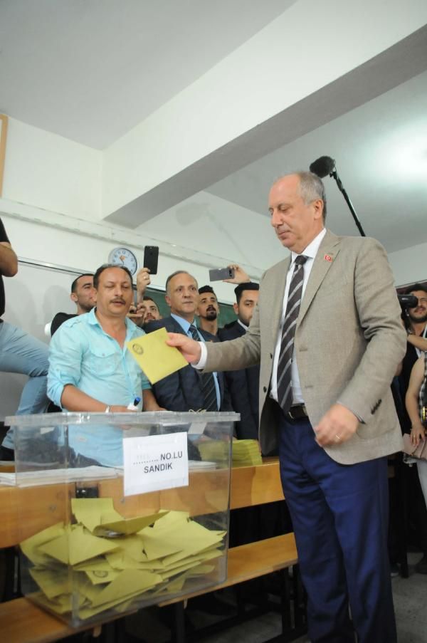                                                                 �NCE'N�N SANDI�I'NDAN ERDO�AN �IKTI.. CHP'nin cumhurba�kan� aday� Muharrem �nce bug�n oyunu Yalova merkezdeki Saffet �am �lk��retim Okulu'nda kulland�. �nce'nin oy kulland��� 1118 Nolu sand�kta sonu�lar belli oldu. Sand�ktan Cumhurba�kan� Recep Tayyip Erdo�an'a 167, �nce'ye 144, Meral Ak�ener'e 23, Selahattin Demirta�'a 4 ve Do�u Perin�ek'e 1 oy ��kt�. 1118 No'lu sand�kta milletvekilli�i se�iminde ise AK Parti'ye 138, CHP'ye 116, �Y� Parti'ye 45, MHP'ye 23 ,HDP'ye 11, H�DAPAR'a 2, Saadet Partisi'ne 1, Vatan Partisi'ne 1 oy ��kt�. Cumhur �ttifak�'na ise 3 oy ��kt�. 4 oy da ge�ersiz say�ld�.                                                       