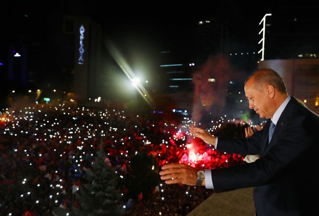 AK Parti'yi millet ile kurduklarna iaret eden Erdoan yle devam etti:    'Bugnden sonra da gzmz ve kulamz yine milletimizde olacaktr. Hemen yarndan itibaren, milletimize verdiimiz szleri yerine getirmek iin koturmaya balyoruz. Yeni ynetim sistemimizle ilgili hazrlklarmz byk lde tamamlamtk. Televizyonlarda herhalde dinlediniz, takip ettiniz. Meclis toplanp, cumhurbakanl yeminimizi yapana kadar, bu almalar tekrar gzden geirecek ve kemale erdireceiz. Yemin treninin hemen ardndan da bakanlarmz, brokratlarmz belirleyip programmz uygulamaya balayacaz. Trkiye'nin kaybedecek tek bir annn dahi olmad bilinciyle gece gndz alacaz.' 