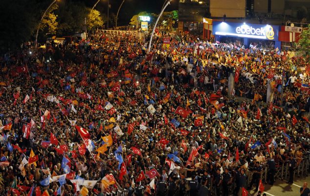 Sizler 15 Temmuz darbe giriiminde buradaydnz, genel merkezimizi bombalamaya, igale gelmek isteyenler oldu. Cumhurbakanl Klliyesi'nin evresindeydiniz, buradaydnz, Meclis kavandaydnz, Ankara Emniyetinin nndeydiniz, Kahramankazan'daydnz, Glba'ndaydnz, velhasl nerede bir darbeci varsa hepsinin karsnda oldunuz. Feto ihanet etesine ve onlarla birlikte hareket edenlere sokaklar hep birlikte dar ettik. lkemizi, bayramz, ezanmz, zgrlmz, namusumuzu darbecilerin penesinden hep birlikte kurtardk. Nereye katlar? Amerika'ya. imdi lye bakyorum, Amerika'daki oylara bakyorum, oradan ana muhalefete baya oy gelmi. Halep oradaysa arn sandkta.'     