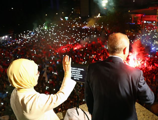 Vatandalarn, 'Dik dur eilme bu millet seninle' eklindeki sloganlar zerine Erdoan, 'Hi endieniz olmasn, beer plannda hibir gcn nnde eilmedik. Sadece ve sadece Allah'n huzurunda rkuda ve secdede eildik.' karln verdi.     