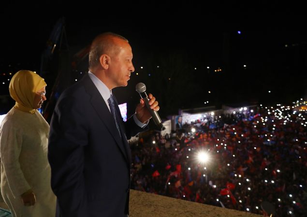 Trkiye'nin bir demokrasi imtihann daha tm dnyaya rnek olacak ekilde geride braktn ifade eden Erdoan, 'Milletimiz, sandkta tercihini 16 yldr olduu gibi bu defa da kavgadan deil, hizmetten yana kullanmtr. Kazanan demokrasimiz, kazanan hizmet siyaseti, kazanan milli iradenin stnl, kazanan Trkiye, kazanan Trk milleti, kazanan blgemizdeki tm madurlar, kazanan dnyadaki tm mazlumlar olmutur. Bizlere bugnleri gsteren Rabbimize hamd ediyorum. Bizleri, milletimize mahup etmeyen Rabbimize hamd ediyorum. Bizleri, kalbiyle ve gzyle lkemizi takip eden kardelerimize mahup etmeyen Rabbimize hamd ediyorum. Sizlerin sevgisine layk olabilmek iin daha ok gayret gsterceiz. Sizlerine gvenine karlk verebilmek iin daha ok ter dkeceiz. Sizlerin desteinin hakkn verebilmek iin daha ok mcadele edeceiz. Sandkta bize verdiiniz gle, lkemizi 2023 hedeflerine inallah hep birlikte ulatracaz.' eklinde konutu.   