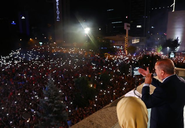 Erdoan, alanda toplanan kalabalk ile beraber 'Durmak yok, yola devam' slogan att.     