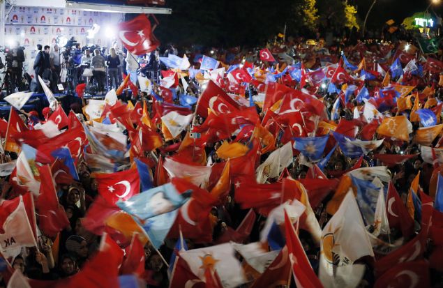 'Tek millet, tek bayrak, tek vatan, tek devlet' vurgusu yapan Erdoan, 'Bunun iin bir olacaz, iri olacaz, diri olacaz, hep beraber karde olacaz, hep birlikte Trkiye olacaz.' dedi.   