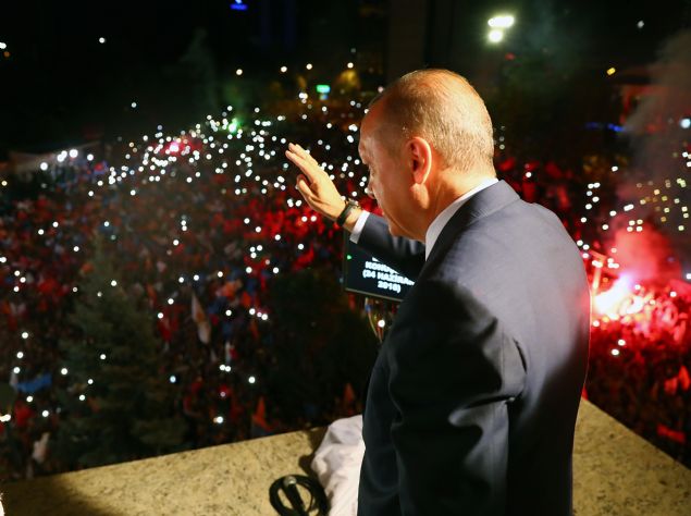 Seim sonularnn hayrlara vesile olmasn Allah'tan niyaz eden Erdoan, unlar syledi:    'Bu seimin galibi demokrasidir, milli iradedir, milletimizin bizatihi kendisidir. Bu seimin galibi 81 milyon vatandamzn her bir ferdidir. Trk siyasi tarihinin en yksek katlml serbest seiminde sanda giderek bu demokrasi lenine katlan tm vatandalarma teekkr ediyorum. Siz tarih yazyorsunuz, asrlar sizi ok farkl anacak. Gelimi lkeler bata olmak zere dnyann pek ok yerinde seimler bizdekinin yarsn bile bulmayan katlmlarla yaplyor. Trk milleti sanda, sandkta tezahr ettirdii iradesine sahip karak, demokrasiye ve onun ayrlmaz bir paras olan haklarna ve zgrlklerine ne kadar nem verdiini bu seimde tekrar gstermitir. Dn darbecilerin tanklarn, toplarn, uaklarn, helikopterlerini, silahlarn plak elleriyle durduran bu millet bugn ayn ellerle istiklaline ve istikbaline sahip kmtr.' 