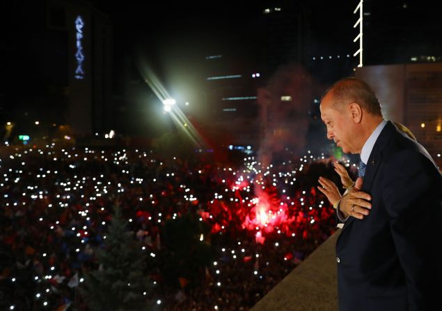 Trkiye'nin 24 Haziran gecesini geleceine bu sabah olduundan ok daha fazla gvenle bakarak tamamlayacan vurgulayan Erdoan, unlar kaydetti:     