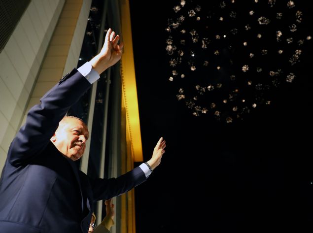 Bu sonular, ayn zamanda lkemize kem gzle bakan terr rgtlerinden, kresel kar evrelerine kadar herkesin karsnda dimdik durulacann ifadesidir. Bu sonular, ayn zamanda demokrasideki ve ekonomideki hedeflerimize bir adm daha yaklatmzn ifadesidir. Milletimiz bu seim sonularyla o kadar ok evreye, o kadar farkl mesajlar vermitir ki, dnyann tm siyaset bilimcileri bir araya gelip yllarca alsa yine de bunu zor zer.'     