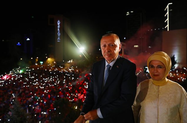 Erdoan, biraz daha erken bir saatte Ankara'da olmay planladn ifade ederek, 'stanbul'da Cumhurbakanl Konutu'nda yaanan elim bir kazada kk bir evladmz ar bir yaralanma geirdi. Onu hem hastanede ameliyata girinceye kadar doktorlarla yle bir hasbihal ettim, aileyle bir arada oldum ve ondan sonra izinlerini alarak Ankara'ya rcu ettik. Gereken mdahaleler yaplyor, u anda ameliyattalar. Rabbimin bu evladmza - 7 yanda - afi ismi erifiyle muamele etmesi iin sizlerden de dua istiyorum.' diye konutu.     