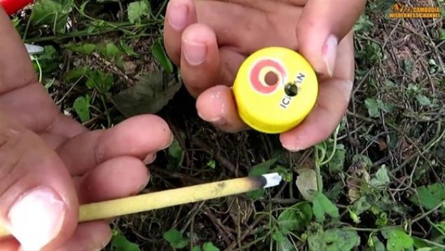 Sadece plastik ie, ip ve kanca kullanan ocuklar, tuzan nasl hazrlandn kare kare izleyicileriyle paylat.      