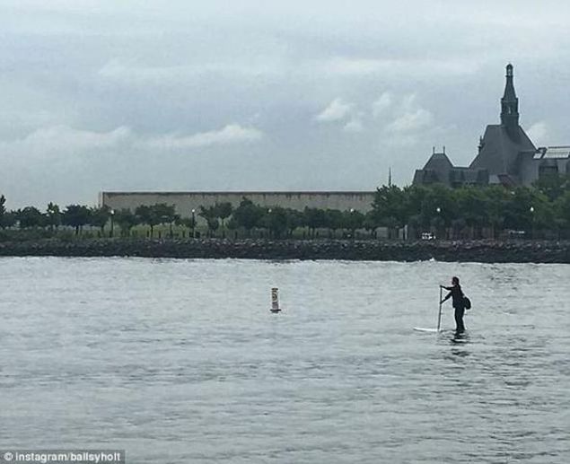  Srf tahtasnn stnde, bir elinde i antas bir elinde krekle, takm elbise iinde nehri geen Holt, vapur yolcular tarafndan fotoraf ve videoya kaydedildi. Polis tarafndan, kyya knca, sorgulanan Holt, Sadece toplantma yetimeye alyordum. Kpr cretini demek istemedim. diye aklama yapt.   