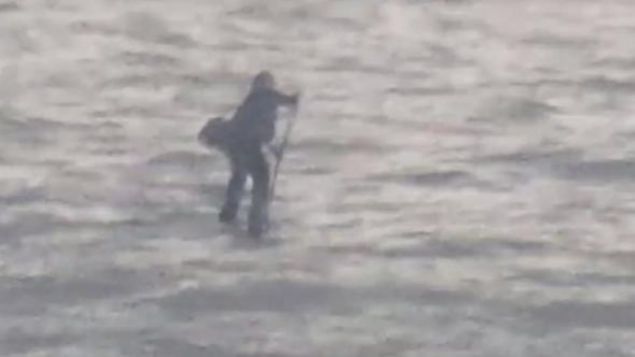 32 yandaki komedyen Scott Holt New Yorktaki toplantsna gitmek iin farkl bir yol denedi.    