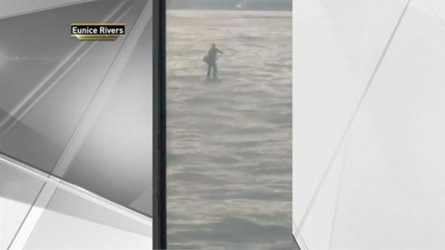  Hudson Nehrini gemeye hazrlanrken ve geerken ki fotoraflarn Instagram hesabna ykleyen Scott Holt, altna Merak etmeyin, toplantma zamanmda yetitim. yazd.   