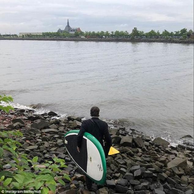  Polisin kendisinden honut olmadn ve onun kendisini ldrmeye altn zannettiklerini de ekledi. Bu durum karsnda, Bir gzel azar yedim ama onlara dedim ki, Hayr, kendimi ldrmeye almyordum, antam toplant iin gereken katlar ile dolu. diye aklama yapt.   