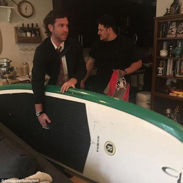  Toplantsna sadece slak ayakkablar ile vardn da ekledi.   