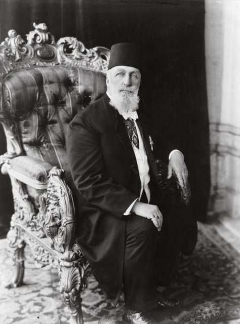                                                                 Osmanl Halifesi Abdlmecit Efendi-Abdlmecit Efendi 23 Austos 1944de srgnde bulunduu Pariste vefat etti. Kz Drriehvar Sultan'n, Cumhurbakan smet nn nezdindeki abalarna ramen cenazesi Trkiye'ye kabul edilmedi.                                                         