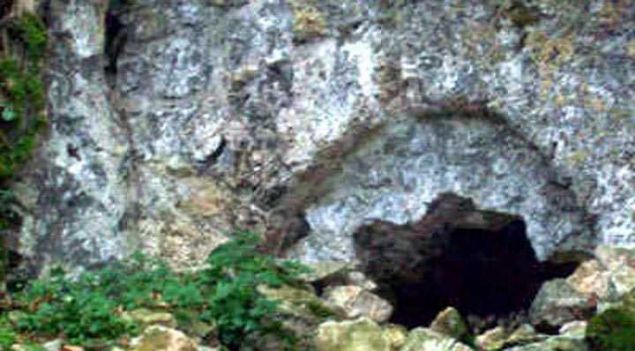                                                                 Emir, Dereren ve Hallalar kylleri, Madra Da eteklerinde Kaya Tepe diye anlan blgede bulunan maaralarn esrarengiz olduunu, hayvanlarn otlatrken bile maaralarn bulunduu blgeden gemediklerini sylemi. eride ne olduu tam bir muamma.                                                           