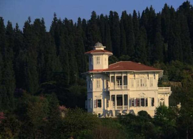                                                                 Cemil Molla Kk  <br><br>  Kuzguncuk'tan Beylerbeyi'ne doru gittiyseniz tnele girmeden hemen nce sada kalan bir beyaz yap dikkatinizi ekmitir. O beyaz yap Cemil Molla Kk'nn restore edilmi hali. Olduka byleyici duran yap, eskiden de olduka byleyiciymi; ancak biraz daha farkl anlamda.                                                                