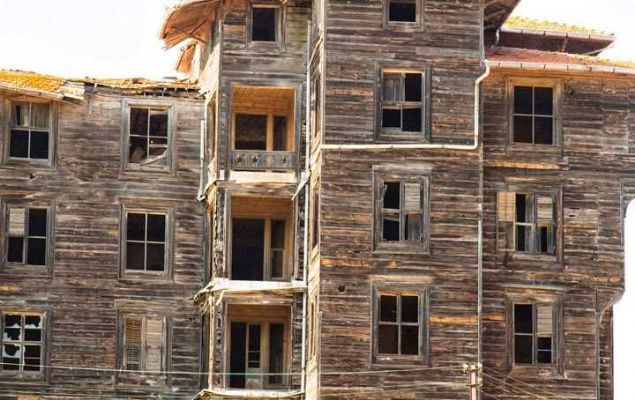                                                                 Bykada Rum Yetimhanesi  <br><br>  Olay, bandan geen arkadan anlatmdr.  <br><br>  stanbul'da yaarken akrabalarm veya kz arkadam ehir dndan beni ziyarete geldiinde, eski stanbul'u gstermek adna hep Bykada'ya gtrmmdr. nk oradaki bozulmam tarihi doku, sokaklarda araba olmay, hala ulamn 1800l yllardaki gibi faytonla oluu ok houma gitmekteydi.                                                           