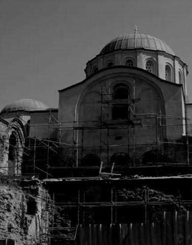                                                                 Molla Zeyrek Camii  <br><br>  stanbul Fatih'te bulunan Molla Zeyrek Camii, stanbul fethedildikten sonra bir kilisenin camiye evrilmesiyle ortaya km. Caminin imdilerde park alan olan arazisine bakan sokakla ilgili pek ok rpertici sylenti mevcut. Blgede yaayan insanlar, park alannn ncelerde bir ahr blgesi olduunu sylyor.                                                            