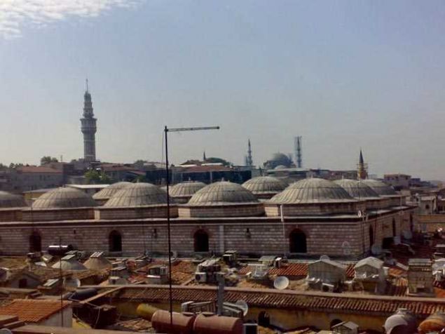                                                                 Cevahir Bedesteni  <br><br>  Kapalar, gn iinde binlerce turisti arlyor. Konumuzla asl ilgili olan bir dier zellii ise, ezoterik tarikat yelerinin zaman zaman buraya geldiklerinin iddia edilmesi.                                                           