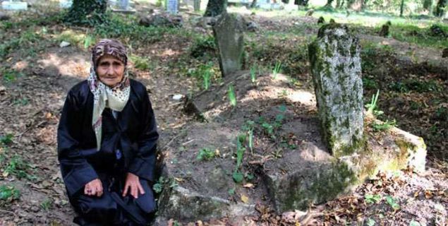                                                                 52 yl nce bir kz bebek dnyaya getiren Hatice E., doumun ardndan ksa sre sonra hayatn kaybeder. Aye ad verilen minik bebek de doumdan 20 gn sonra hayata gzlerini yumar. Aye bebek, annesinin bulunduu mezarla defnedilir. Birka gn sonra ziyarete giden yaknlar, iki mezarn birbirine birletiini grnce ok olur.                                                           