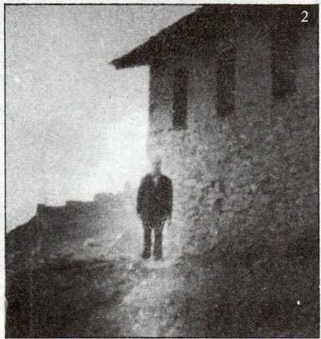                                                                 Ben inanl biri olduum iin gidip oray ziyaret ettim. Dua okudum. Niyetim trbenin fotoraflarn ekmekti. Birok fotoraf ektim. Bir de kendimi trbenin nnde ekeyim dedim. Ankaraya dndmde ektiim fotoraf film banyo edildi. Hayretle grdm ki kendimi ektiim fotorafta evremde yaygn bir k alan olumutu . kinci gidiimde de ayn durumu yaadm, hala bilimsel aklamasn bulamadm.'                                                           