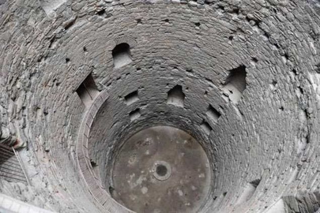                                                                 Haberi kulaktan kulaa yaylan pagann zindanda bulunan btn insanlar lanetlediine inanlyor. O zamandan beri Yedi Kule Zindanlarnda bazen lklarn ve hatta Latince'ye benzer bir lisanda sylenen szlerin yankland ve o lklarn da ruhlar zindanlara hapsolmu ikencecilere ait olduu syleniyor.                                                           