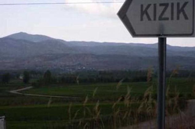                                                                 Balklarn kutsal kabul edilmesinin hikayesi de ilgin: 'Zamannda, ky muhtar ime suyu olarak da kullanlan kaynaktaki balklar alp dar atm. Ondan sonra muhtarn olu, kz, hanm ve kendisi bir yl iinde vefat etmi ve ailesinden kimse kalmam. Bu olaydan sonra balklar tekrar tremiler. Bylece zamanla gizemine inanan ky halk iin balklar kutsal olmu.                                                           