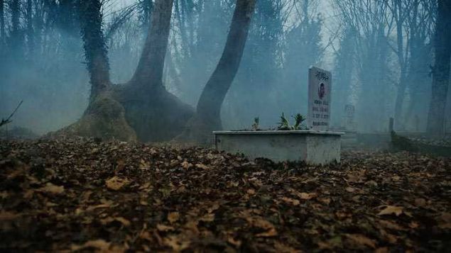                                                                 Issz Cuma Mezarl  <br><br>  anakkalenin Yenice ilesine bal Seyvan ve akroba Kyleri arasnda bulunan Issz Cuma cami mezarlnda yaand sylenen sr dolu olaylar tyler rperten cinsten. 1335 ylnda yaplan caminin etrafnda baka bir yap bulunmad iin 'ssz' ad verilmi. Cami avlusunda bulunan mezarlk ise 680 yllk.                                                            