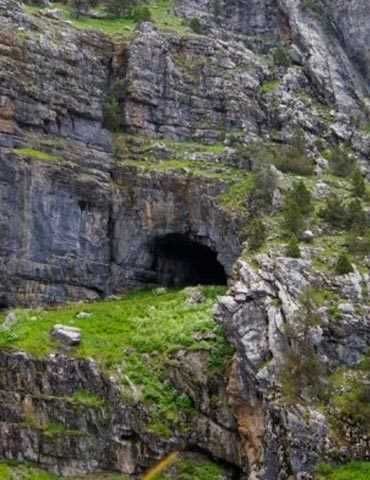                                                                 Havran'daki Esrarengiz Maara  <br><br>  u maara lkemizin en rktc hikayelerine konu olan yerlerinden biri. Byklyle dikkat eken maarann etrafnn insan kemikleriyle dolu olduu syleniyor. Giren koyunlar bir daha kmyor, koyununun peine giden oban olursa ondan da haber alnamyormu.                                                           