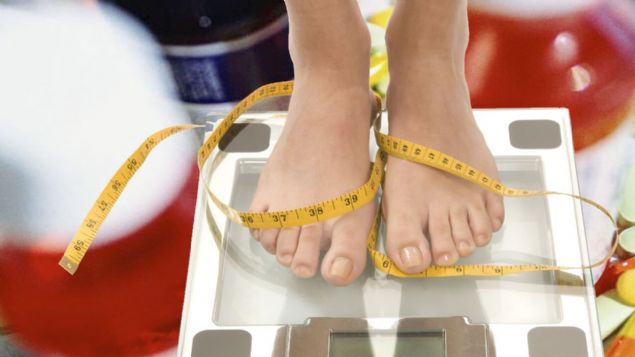                                                                 Ceviz suyu, kilo vermeye yardmcdr. erdii protein zleriyle vcudun ya yakmasn hzlandrr ve bylece zellikle istenmeyen blgelerdeki ya birikimine etki eder. Metabolizmay da hzlandrd iin, kilo vermeye alanlarn her gn a karnna bir bardak ceviz suyu imesi nerilir. Baz diyet programlarnda, ara nlerde tketilebilecek bir iecektir.                                                       