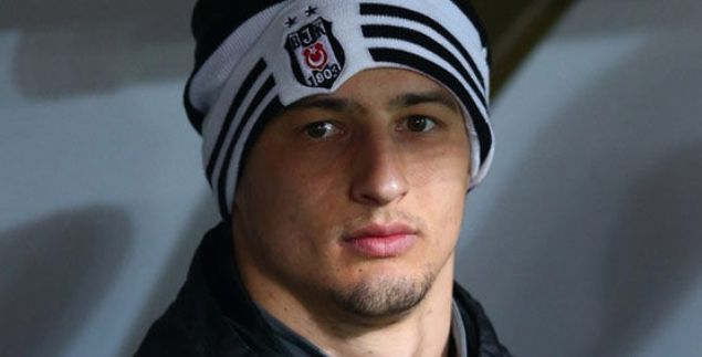                                                                 MATEJ MITROVIC<br><br>  Club Brugge istiyor. 3.5 milyon Euro verdiler. Beikta 5 milyon istedi. Pazarlk sryor. Ynetim bu 6 isimden en az 3 ya da 4'yle deerlerini bulmas halinde yollarn ayracak.                                                        