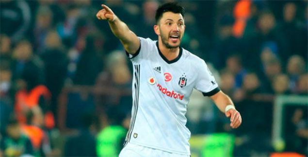                                                                 TOLGAY ARSLAN               <br><br>  Almanya ve ngiltere'den gelen teklifler 7.5 milyon Euro'yu grd. enol Gne de oyuncuyu istemediini ortaya koymutu. Maa 2.5 milyon Euro olan Tolgay'dan 10 milyon Euro gelir-tasarruf bekleniyor.                                                        
